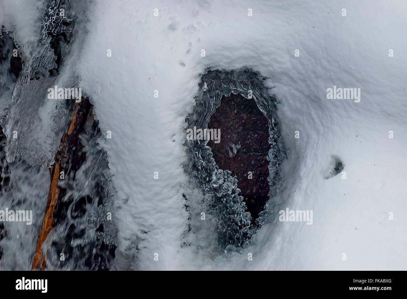 Ghiaccio congelato forma in acqua fluente nel fiume, Sofia, Bulgaria Foto Stock