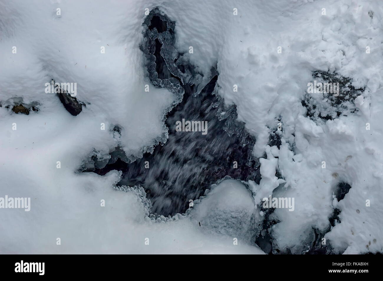 Ghiaccio congelato forma in acqua fluente nel fiume, Sofia, Bulgaria Foto Stock
