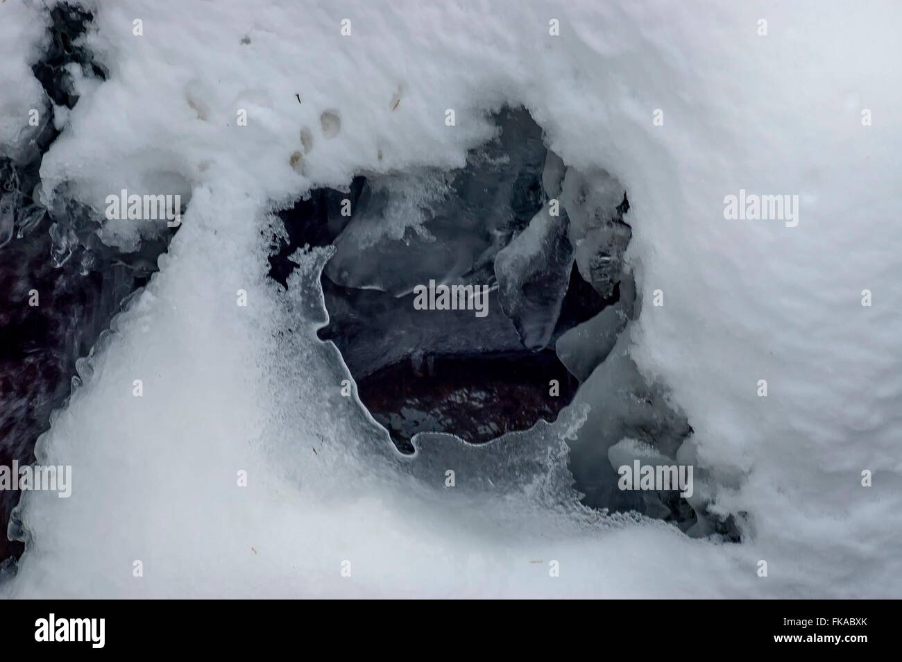 Ghiaccio congelato forma in acqua fluente nel fiume, Sofia, Bulgaria Foto Stock
