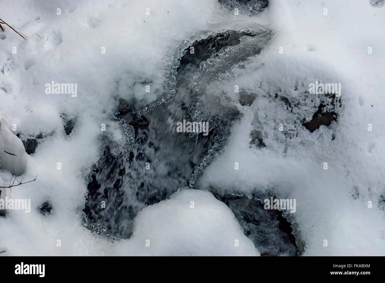 Ghiaccio congelato forma in acqua fluente nel fiume, Sofia, Bulgaria Foto Stock