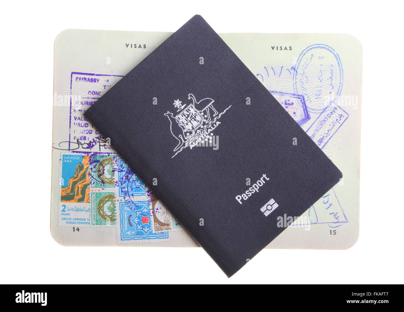 Passaporto australiano seduto su un vecchio passaporto aperto che mostra i visti sulle pagine isolati su sfondo bianco. Foto Stock