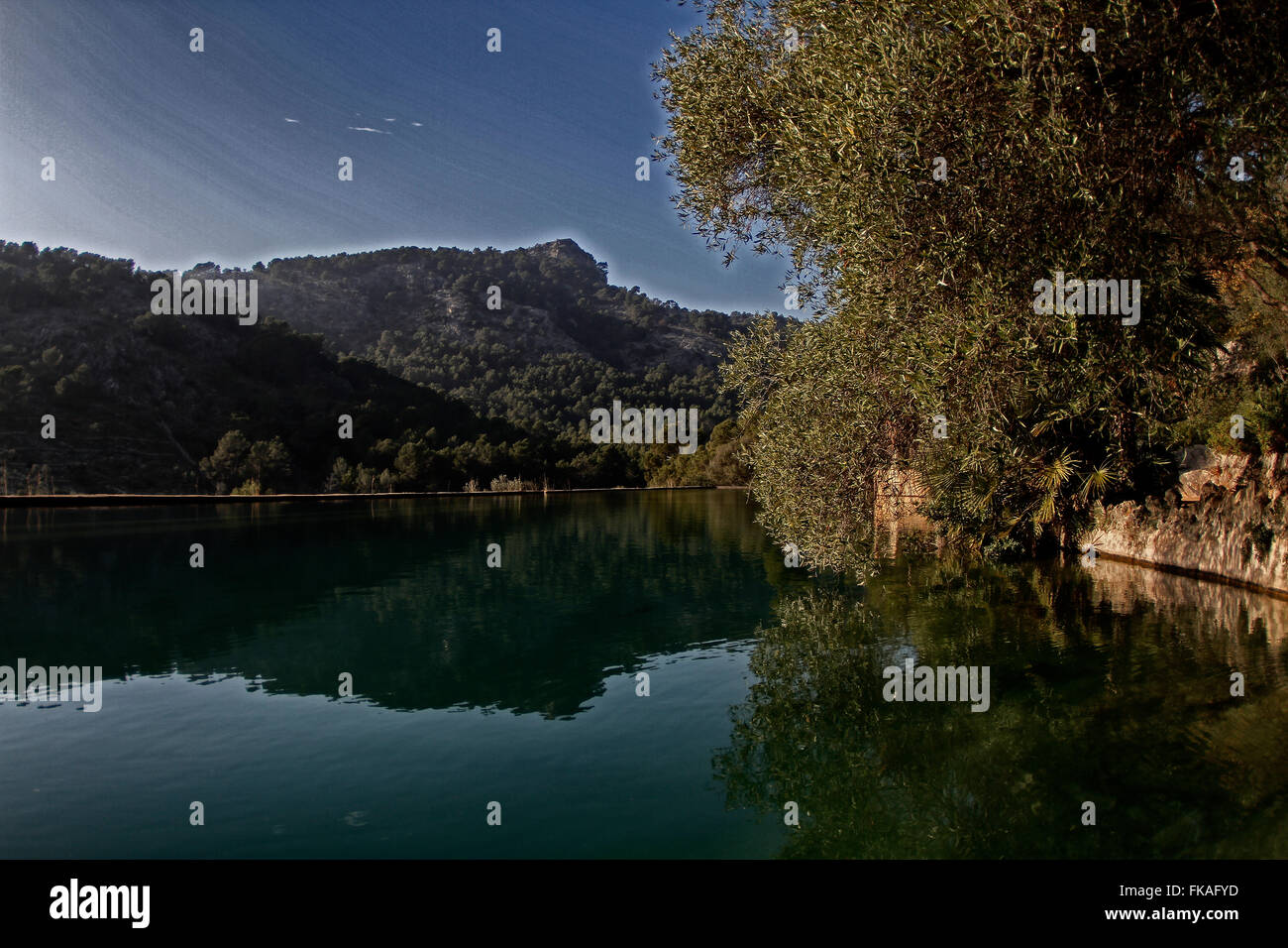 Relfection in un serbatoio di acqua Foto Stock