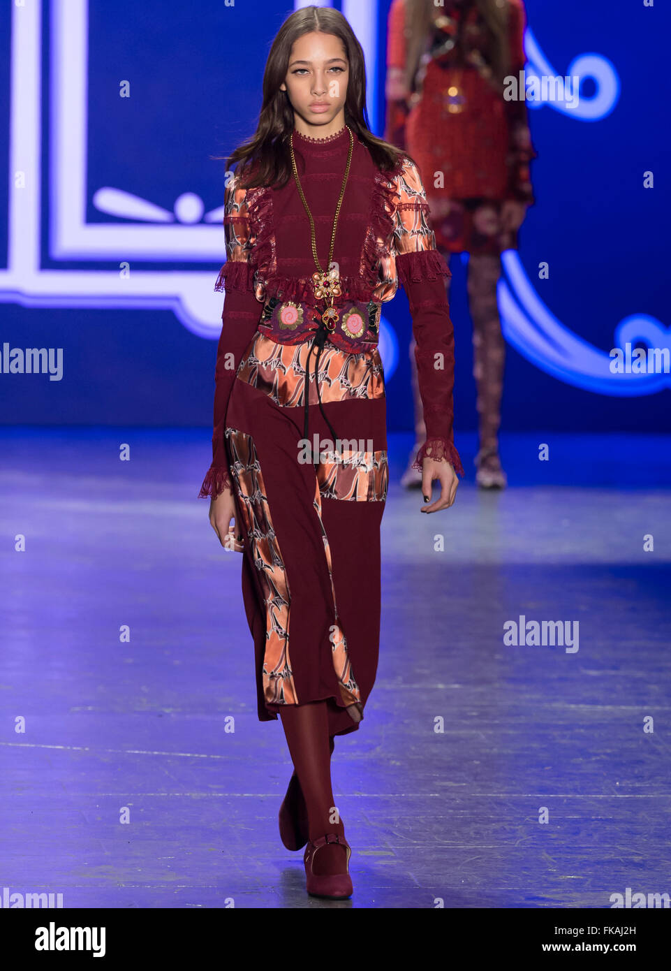 La città di New York, Stati Uniti d'America - 17 Febbraio 2016: Yasmin Wijnaldum passeggiate la pista di Anna Sui visualizza durante la NYFW F/W 2016 Foto Stock