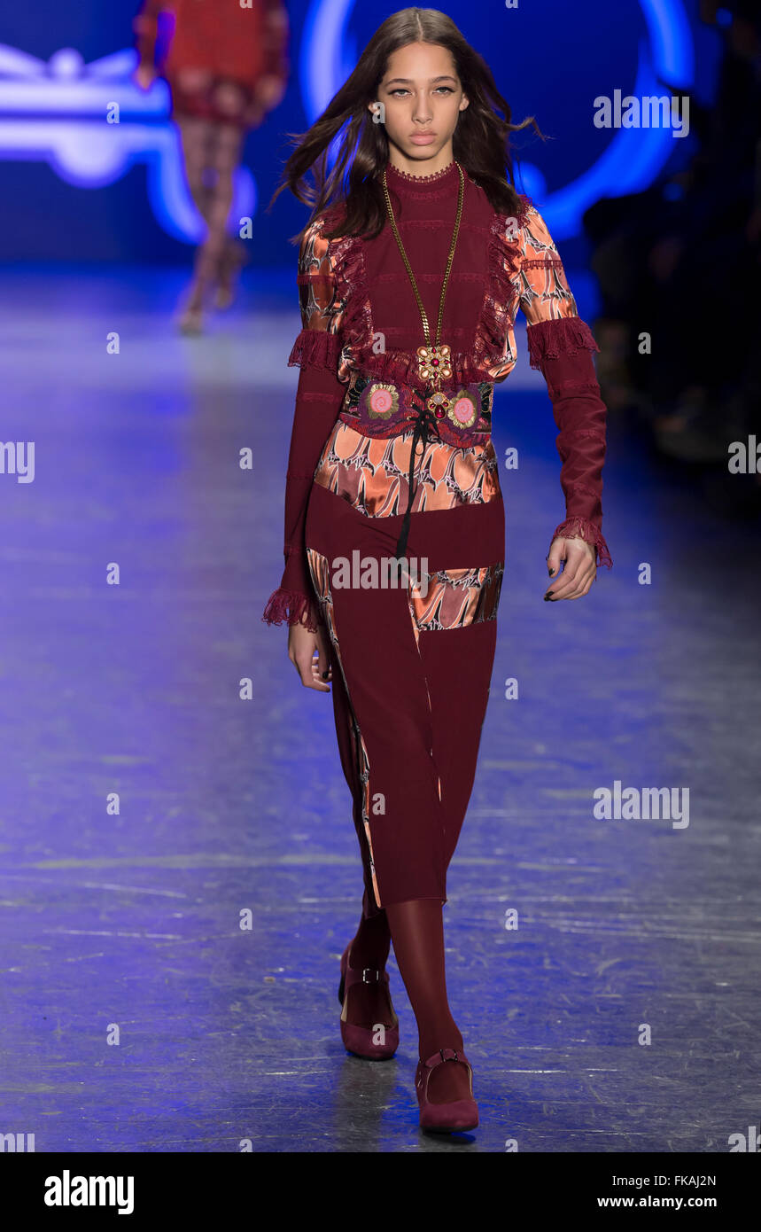 La città di New York, Stati Uniti d'America - 17 Febbraio 2016: Yasmin Wijnaldum passeggiate la pista di Anna Sui visualizza durante la NYFW F/W 2016 Foto Stock