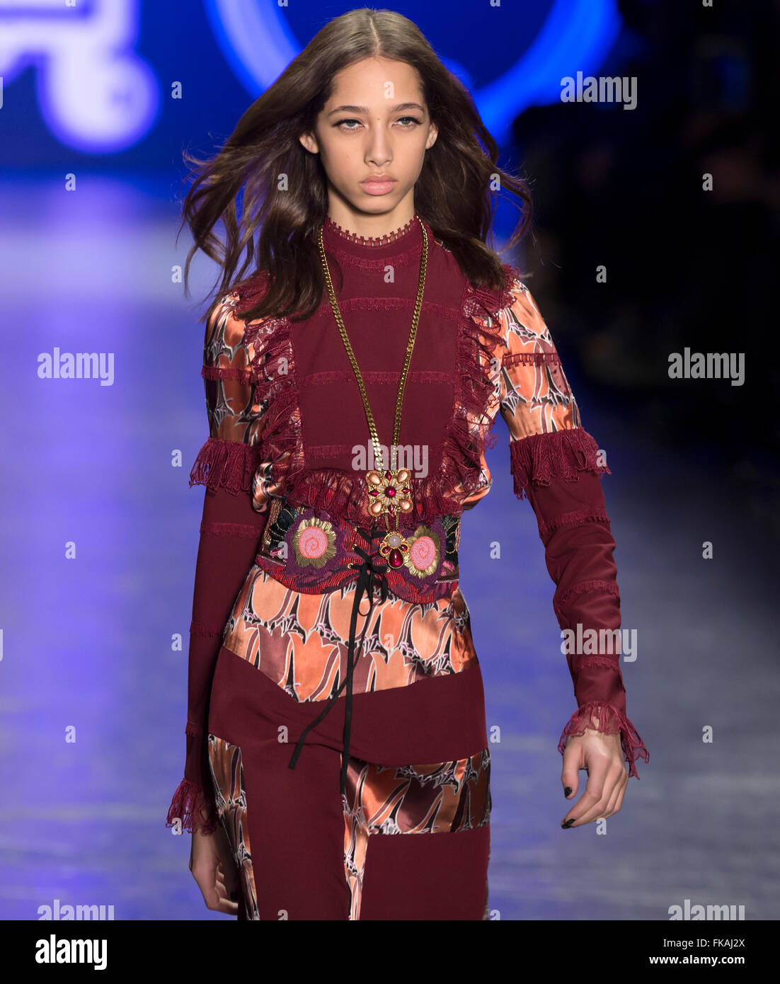 La città di New York, Stati Uniti d'America - 17 Febbraio 2016: Yasmin Wijnaldum passeggiate la pista di Anna Sui visualizza durante la NYFW F/W 2016 Foto Stock
