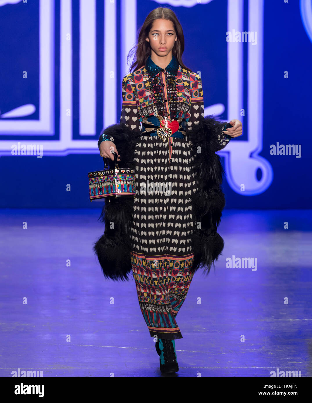 La città di New York, Stati Uniti d'America - 17 Febbraio 2016: Yasmin Wijnaldum passeggiate la pista di Anna Sui visualizza durante la NYFW F/W 2016 Foto Stock