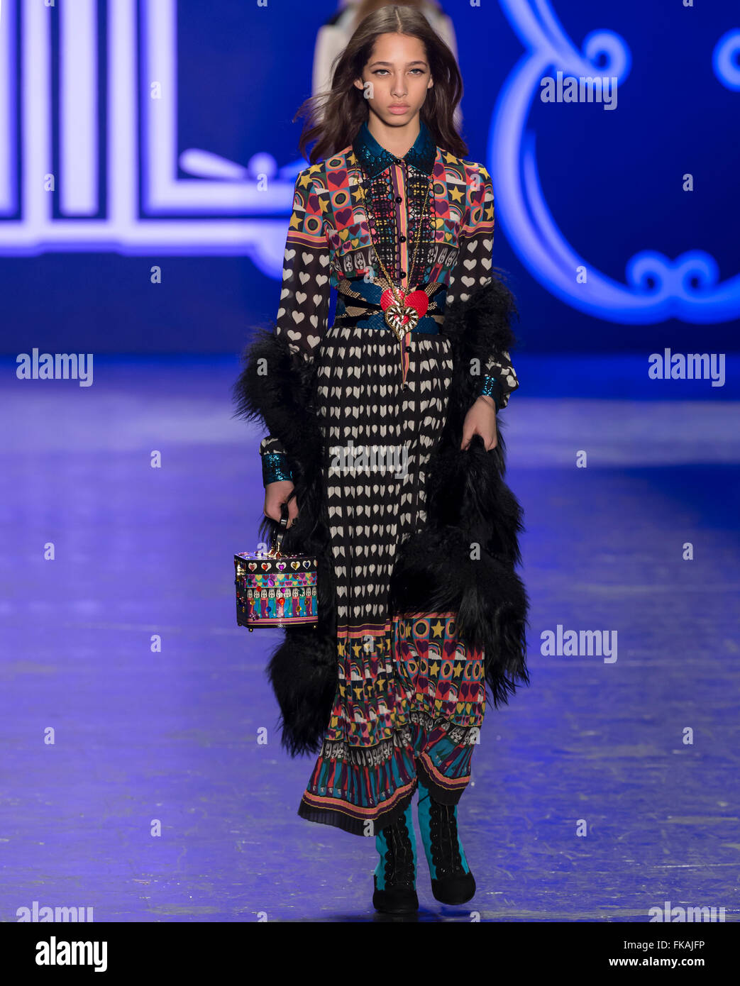 La città di New York, Stati Uniti d'America - 17 Febbraio 2016: Yasmin Wijnaldum passeggiate la pista di Anna Sui visualizza durante la NYFW F/W 2016 Foto Stock