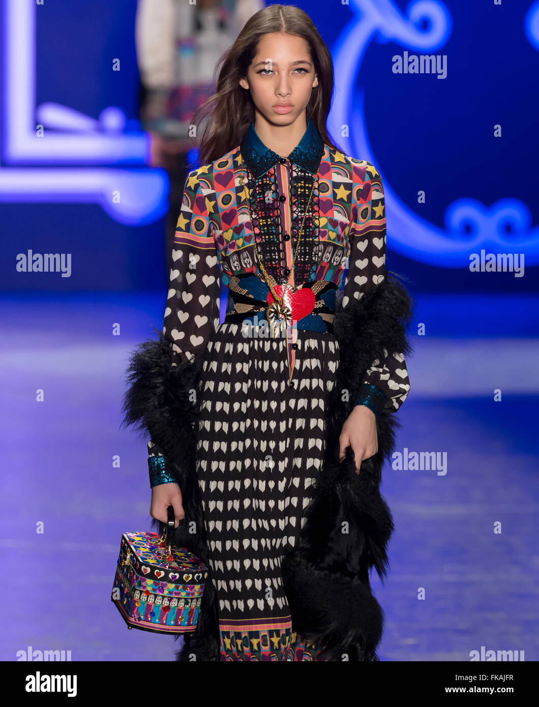 La città di New York, Stati Uniti d'America - 17 Febbraio 2016: Yasmin Wijnaldum passeggiate la pista di Anna Sui visualizza durante la NYFW F/W 2016 Foto Stock