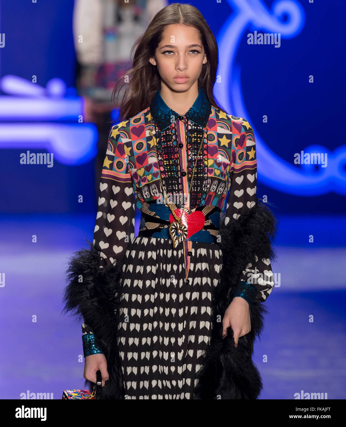 La città di New York, Stati Uniti d'America - 17 Febbraio 2016: Yasmin Wijnaldum passeggiate la pista di Anna Sui visualizza durante la NYFW F/W 2016 Foto Stock
