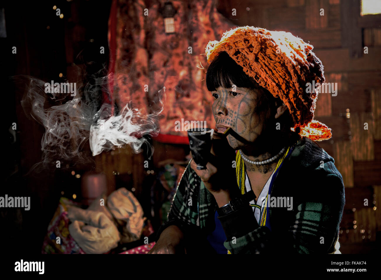 Cho mento donna fumatori, Mindat, Stato Chin Stato, Myanmar Foto Stock