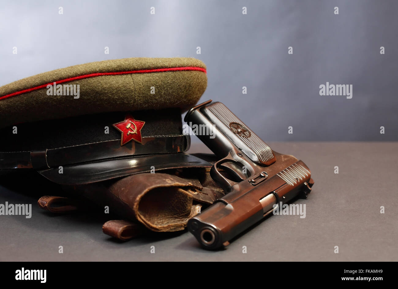 II Guerra Mondiale ufficiale sovietico attrezzatura. Cappello militare vicino a pistola e fondina Foto Stock