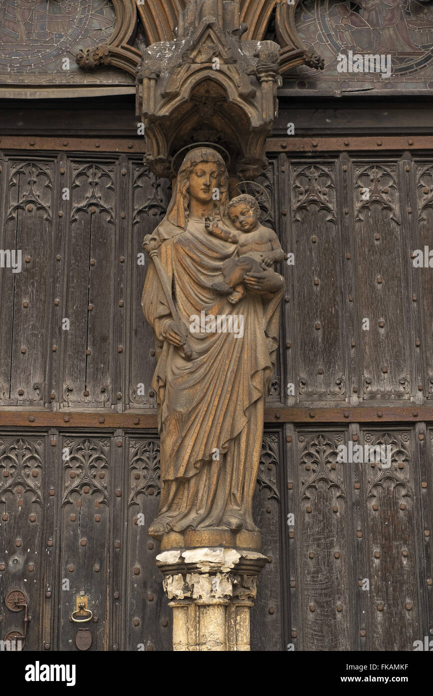 Statua di Maria e Gesù bambino sulla facciata meridionale della Cattedrale di Lincoln, lincoln, lincolnshire, Inghilterra, Regno Unito. Foto Stock