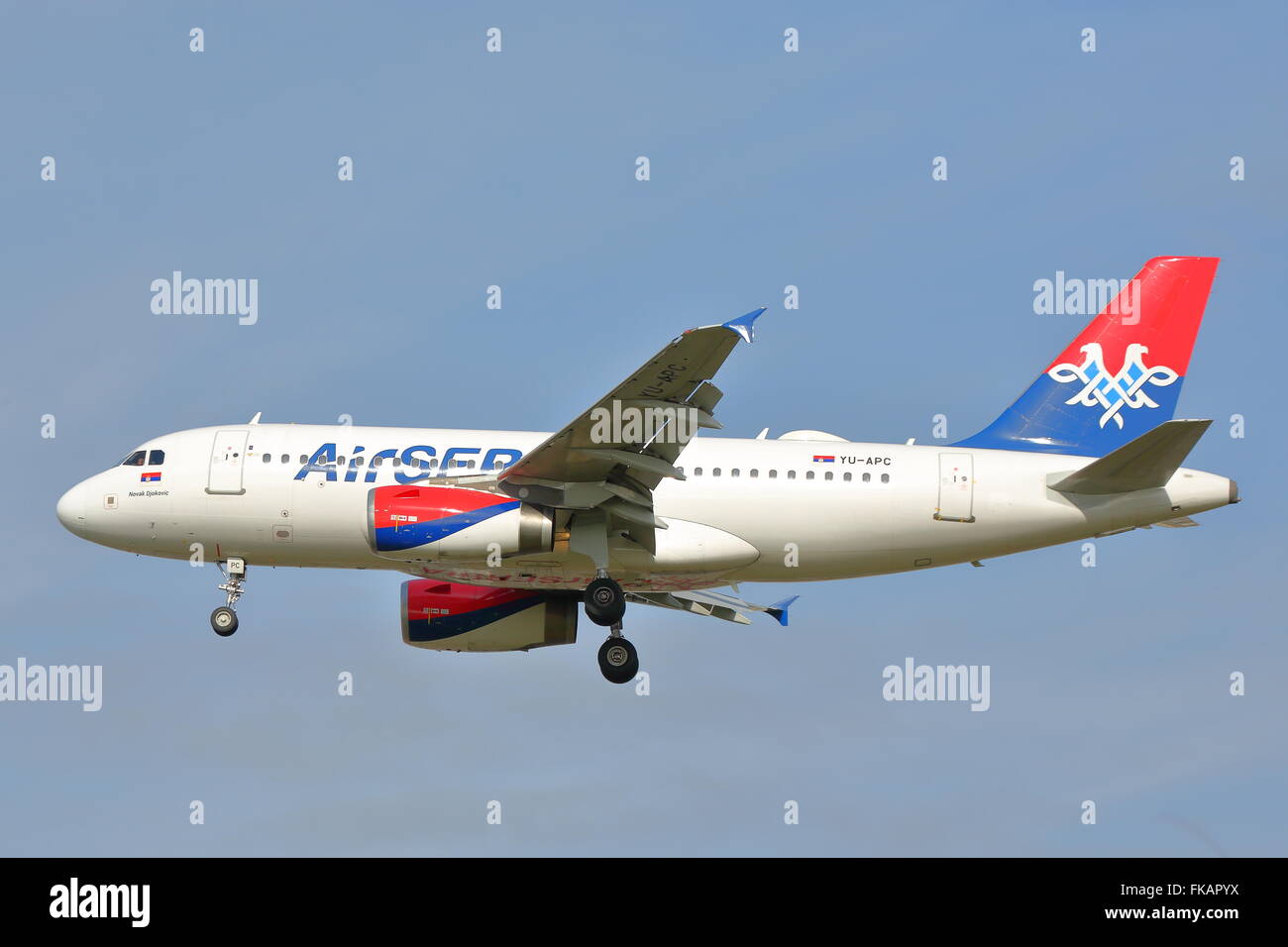 Aria Serbia Airbus A319 YU-APC l'atterraggio all'Aeroporto di Londra Heathrow Foto Stock