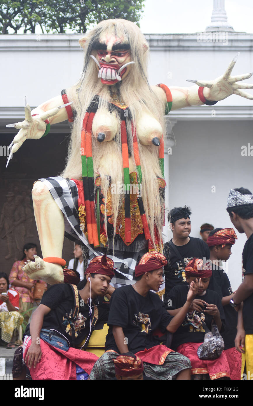 Surabaya, Java Orientale, Indonesia. 8 Mar, 2016. SURABAYA, Indonesia - 08 Marzo : Indù Balinese tenere Ogoh-ogoh durante celebrare del Nyepi Day o Silent Day su 1938 Saka nuovo anno per il calendario indù a Surabaya su Marzo 08, 2016 in East Java Provincia, Indonesia. Ogoh-ogoh statue sono costruiti per la parata Ngrupuk, che si svolge alla vigilia del Nyepi Day a Bali, Indonesia. Ogoh-ogoh normalmente hanno forma di esseri mitologici, per la maggior parte dei demoni. Come con molti sforzi creativi basati sul design Balinese Induismo la creazione di Ogoh-ogoh rappresenta scopi spirituali ispirato dalla filosofia induista. Durante il pro Foto Stock