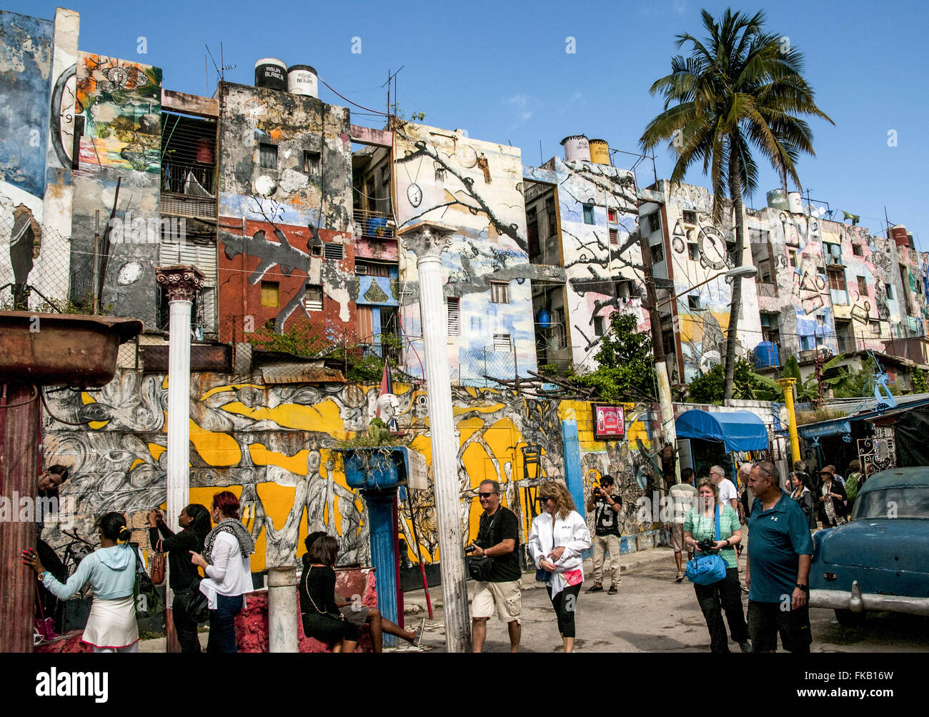 Cuba, La Habana edifici cadenti artista street Foto Stock