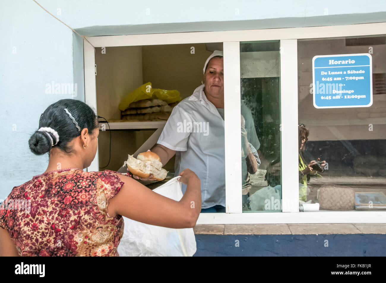 Cuba, La Habana, comprare il pane in un forno Foto Stock