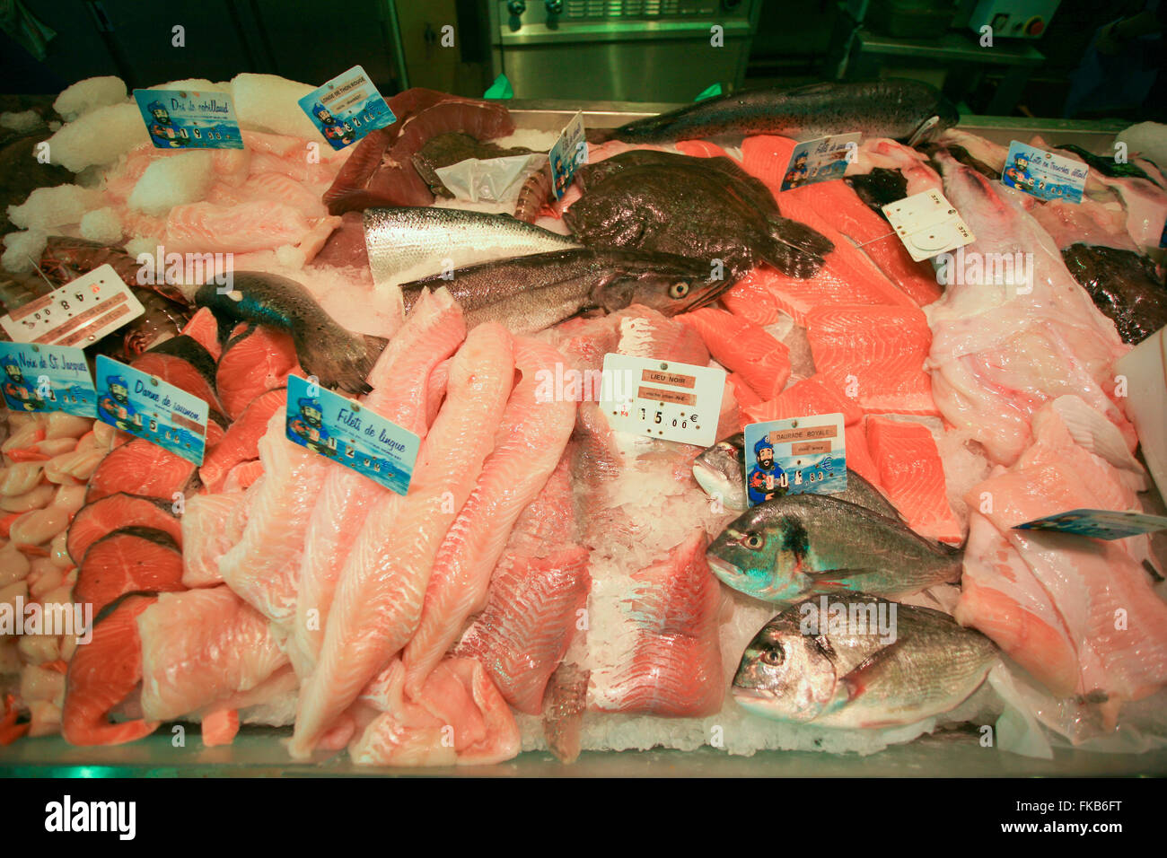 Il francese di pesce e frutti di mare sul mercato aragosta di stallo crostacei Foto Stock