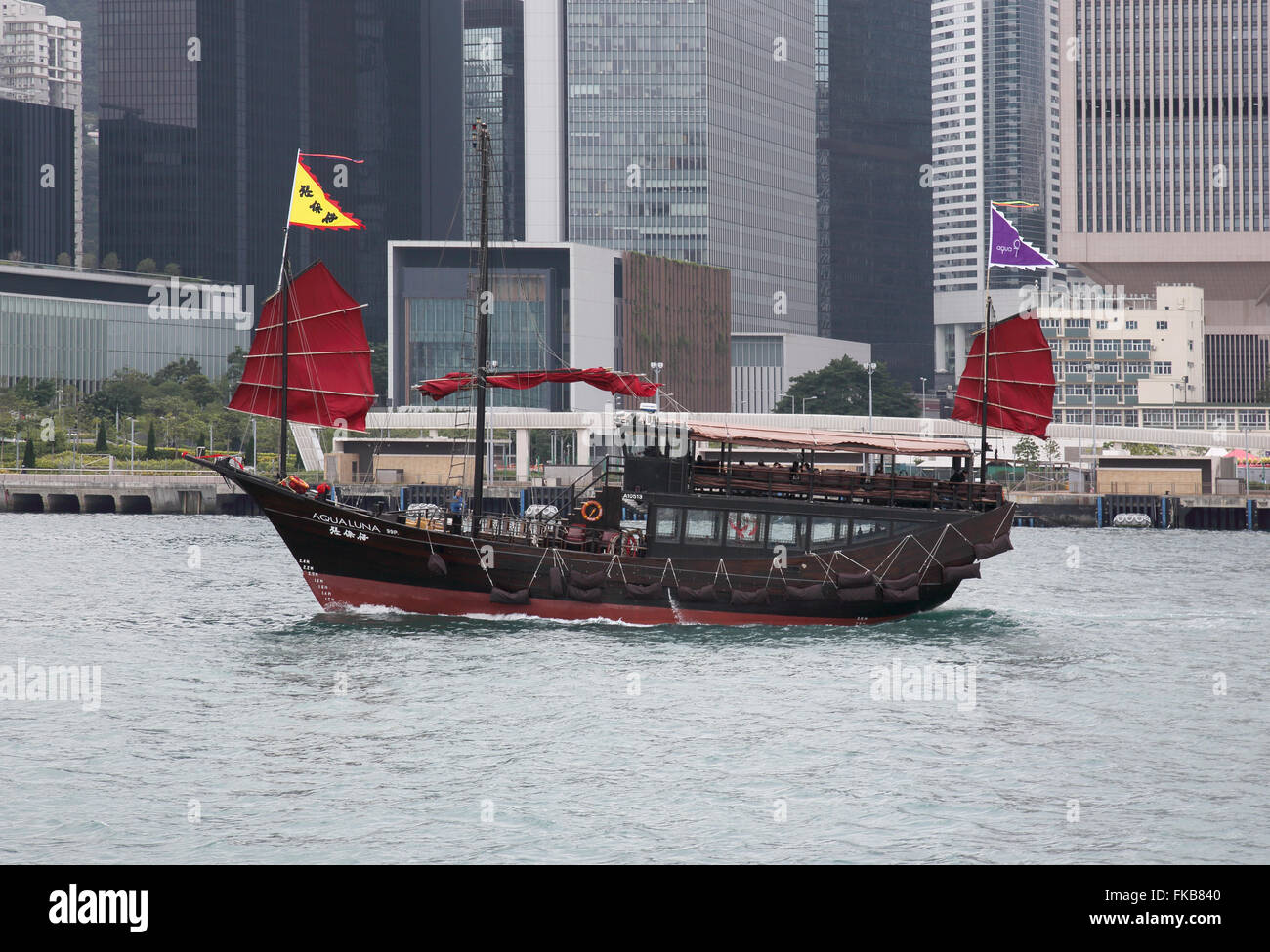 Giunca tradizionale a vela attraverso il Victoria Harbour in Hong Kong Foto Stock