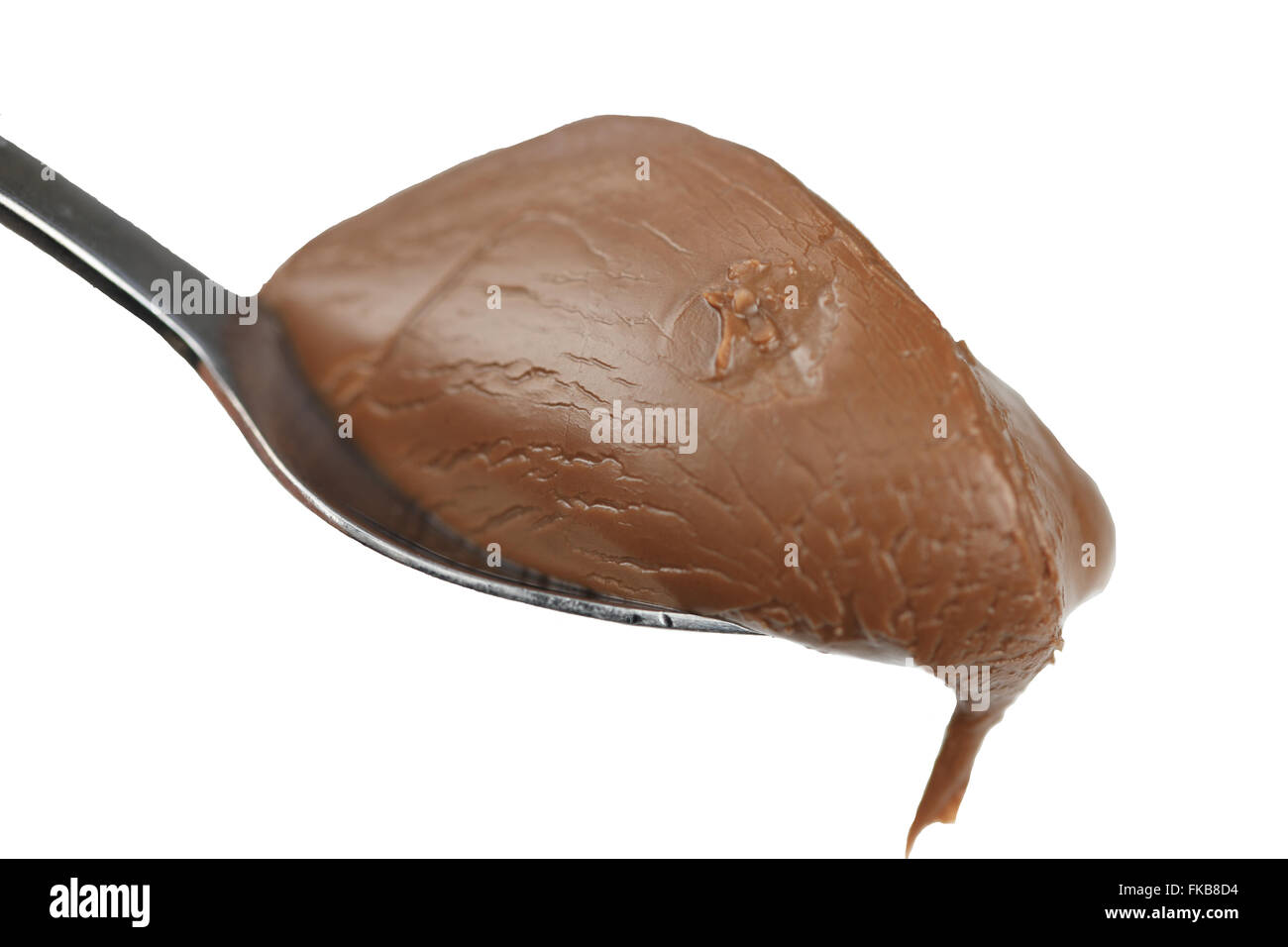 Cucchiaio colmo di cioccolato da spalmare tagliati fuori e su sfondo bianco Foto Stock