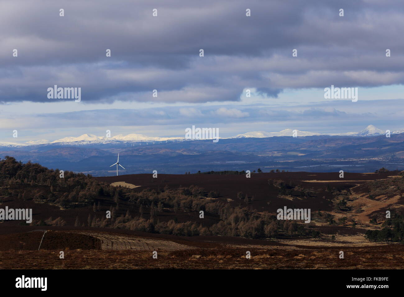 Turbina eolica su Sidlaws colline e picchi distanti tra cui Ben Lawers e Schiehallion Scozia Marzo 2016 Foto Stock
