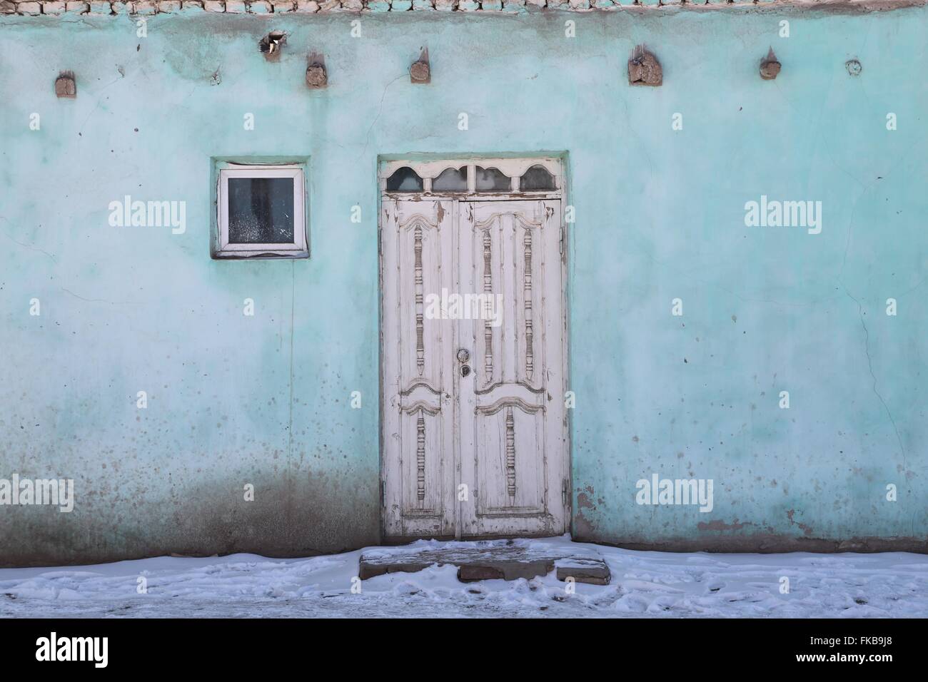 Case uzbeki hanno tradizionalmente una semplice facciata. Le porte sono di solito il solo ornamento per la strada. Khiva, Uzbekistan. Foto Stock