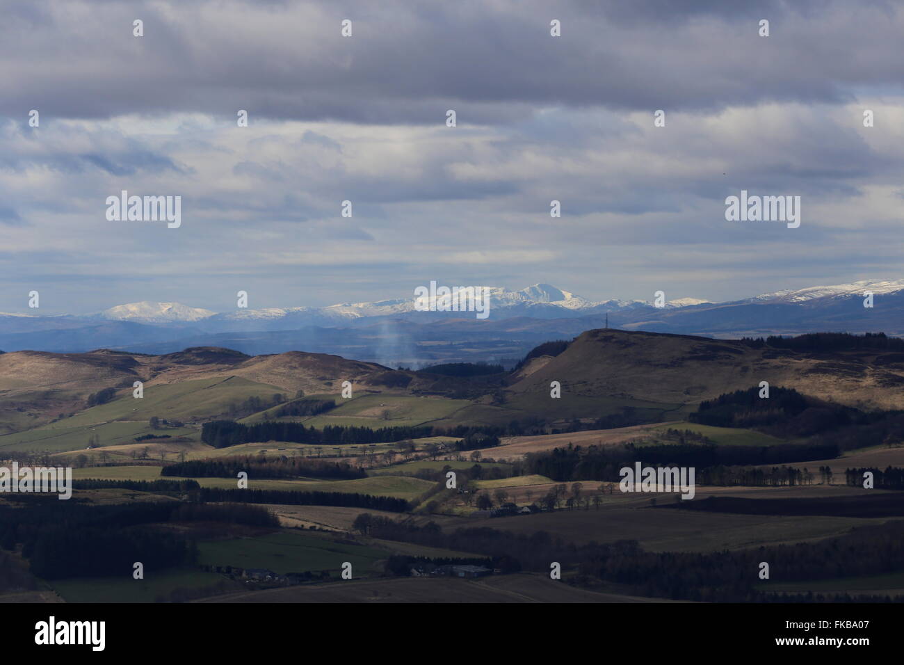 Picchi distanti della stuc un Chroin e Ben Vorlich visto da colline Sidlaw Scozia Marzo 2016 Foto Stock