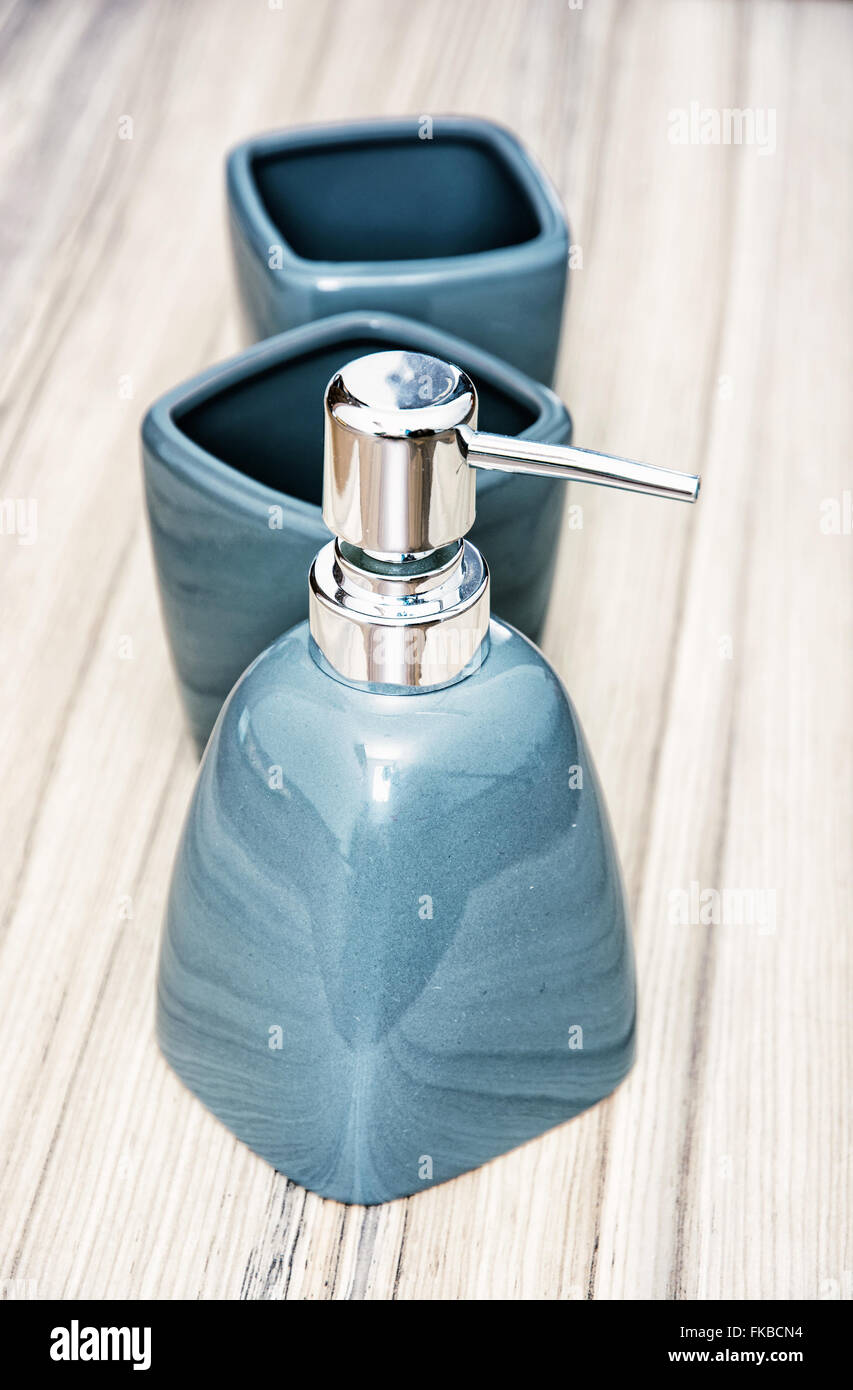 Ceramica Moderna serie di bottiglie per sapone liquido. Bagno ha bisogno. Foto Stock