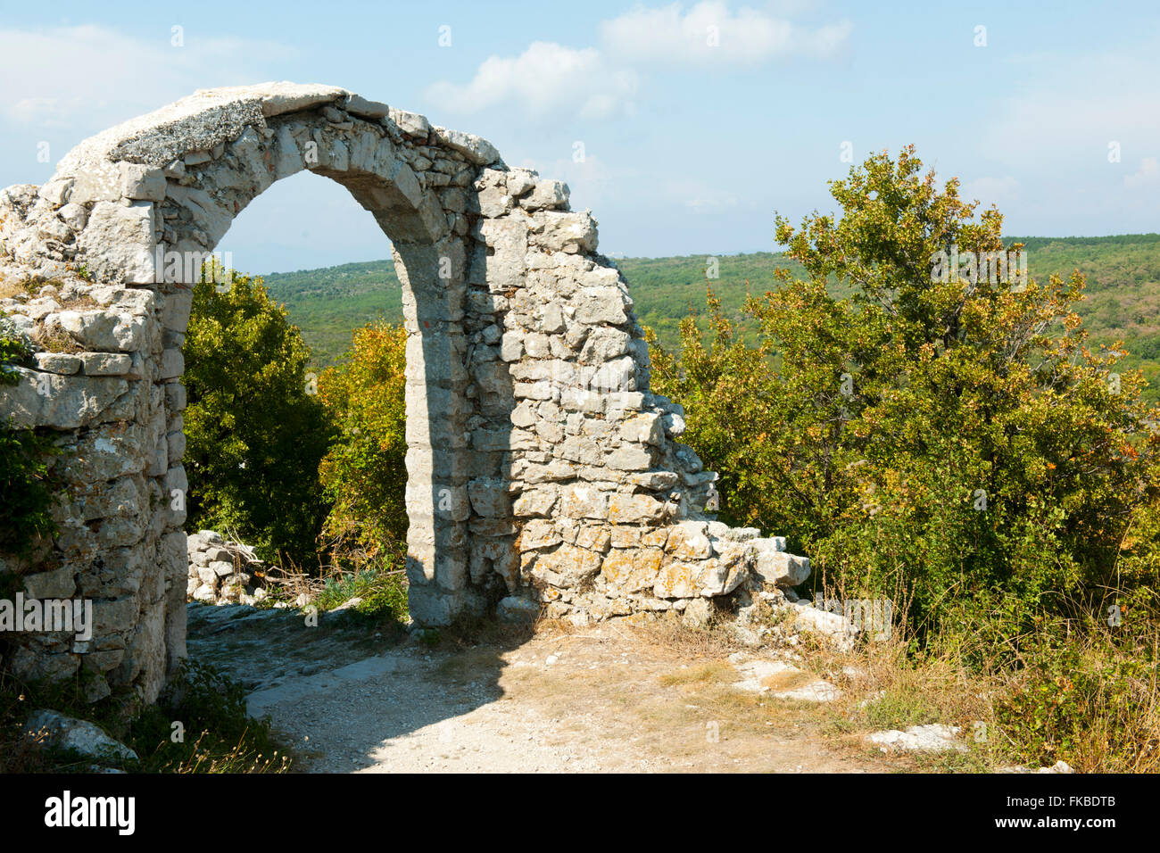 Kroatien, Insel Cres, Lubenice, Steinbogen m Dorf. Foto Stock