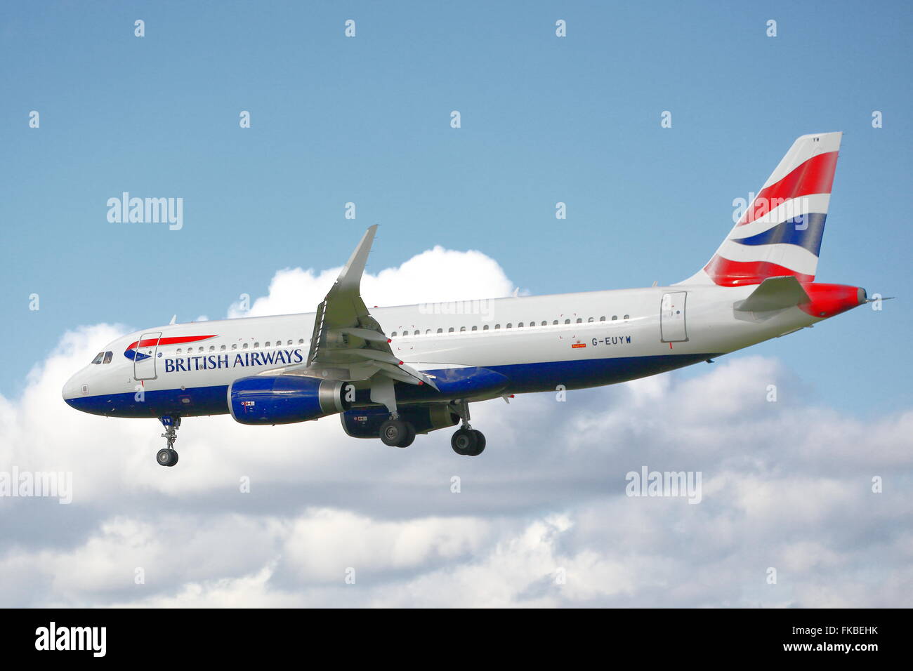 British Airways Airbus 320-200(WL) G-EUYW atterraggio all'Aeroporto Heathrow di Londra, Regno Unito Foto Stock