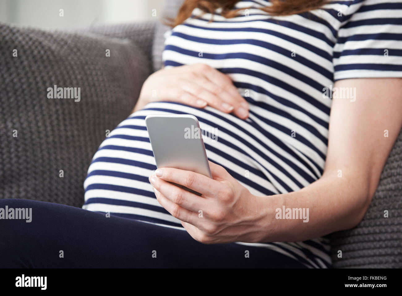 Close up della donna sms sul cellulare Foto Stock