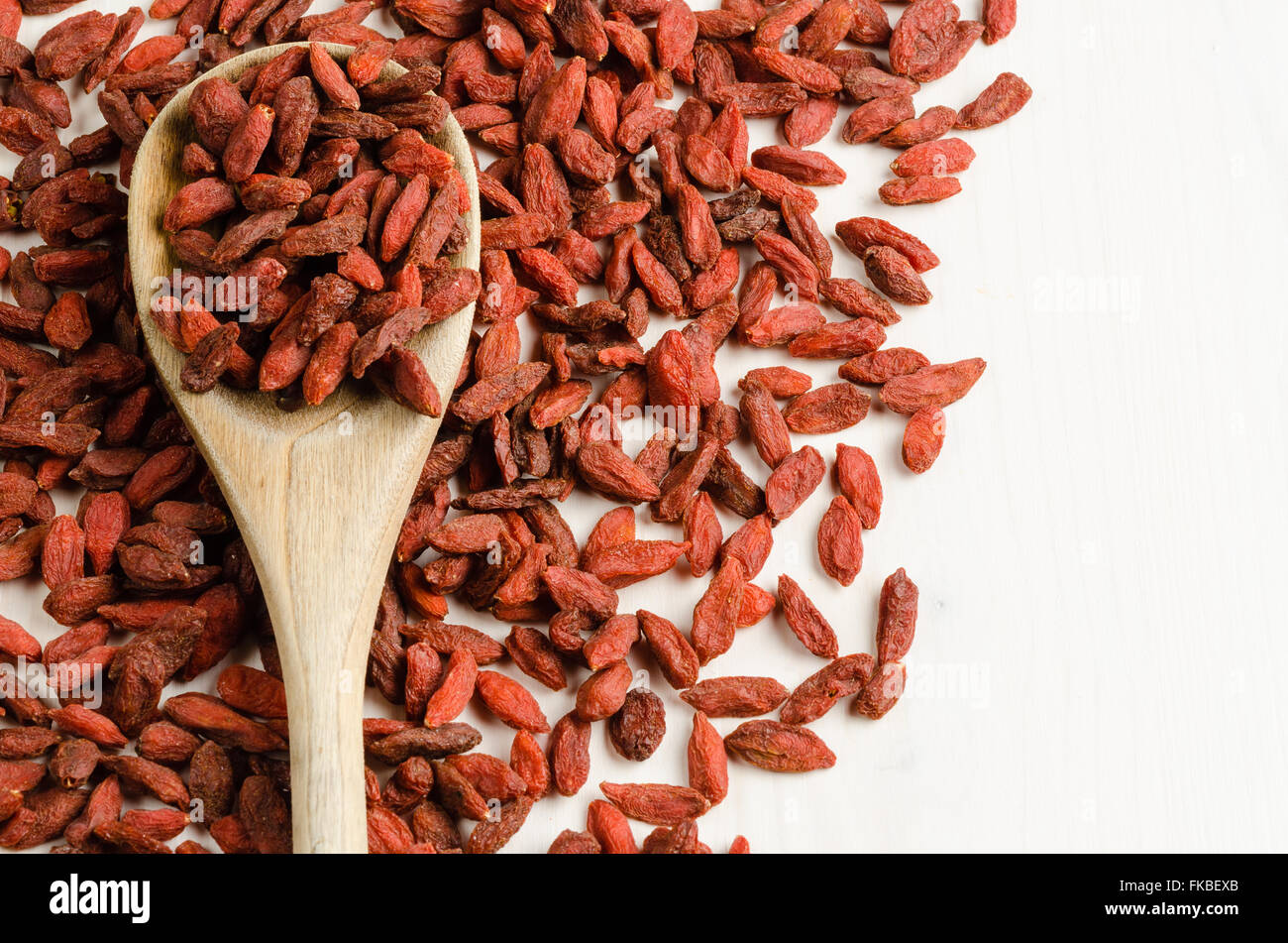 Goji berry essiccato, con cucchiaio, closeup sfondo Foto Stock