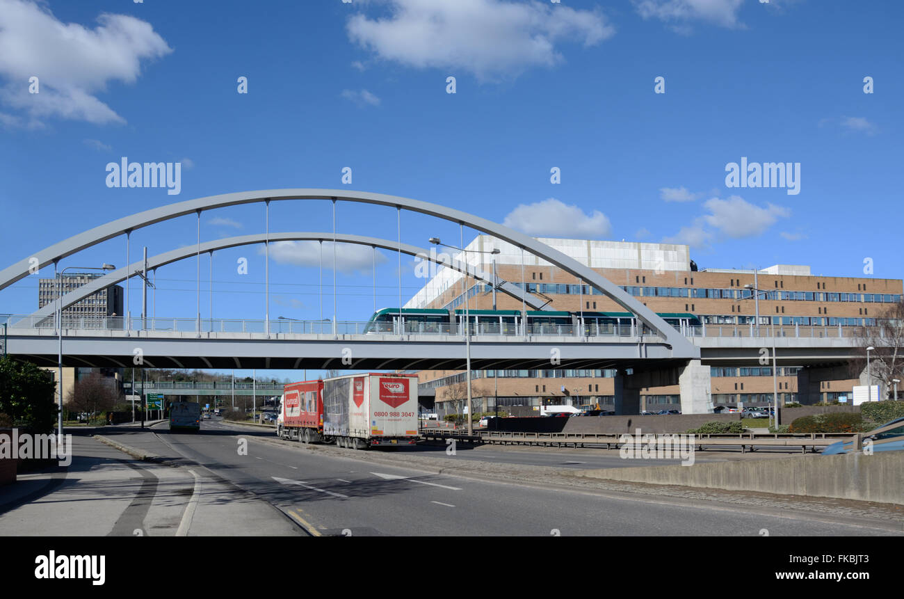 Il tram a Nottingham QMC Bridge. Foto Stock