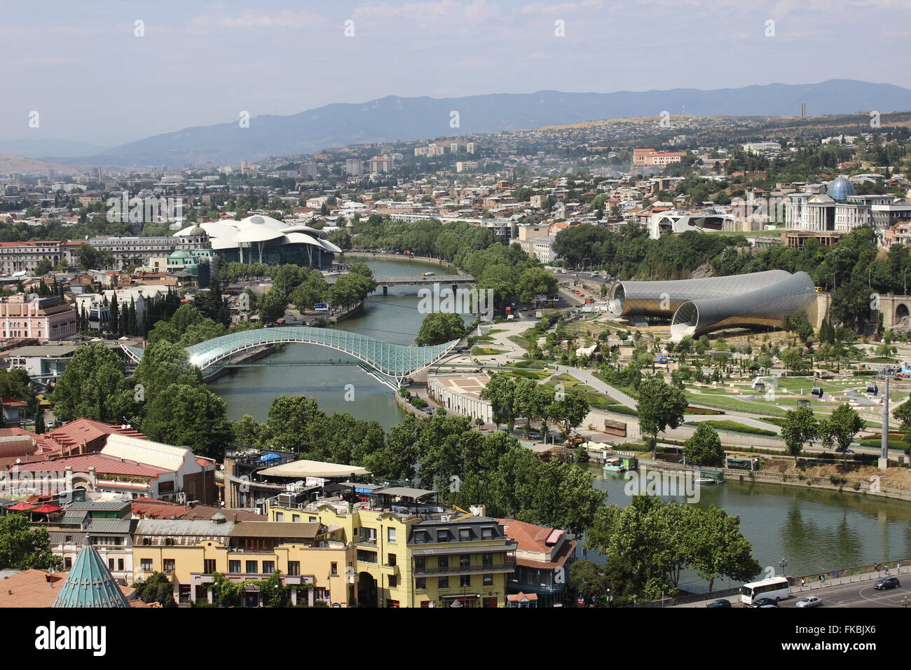 Vista dal turista vantage point sulla fortezza di Narikala su Tbilisi che mostrano diversi stili architettonici e il fiume Kura Foto Stock