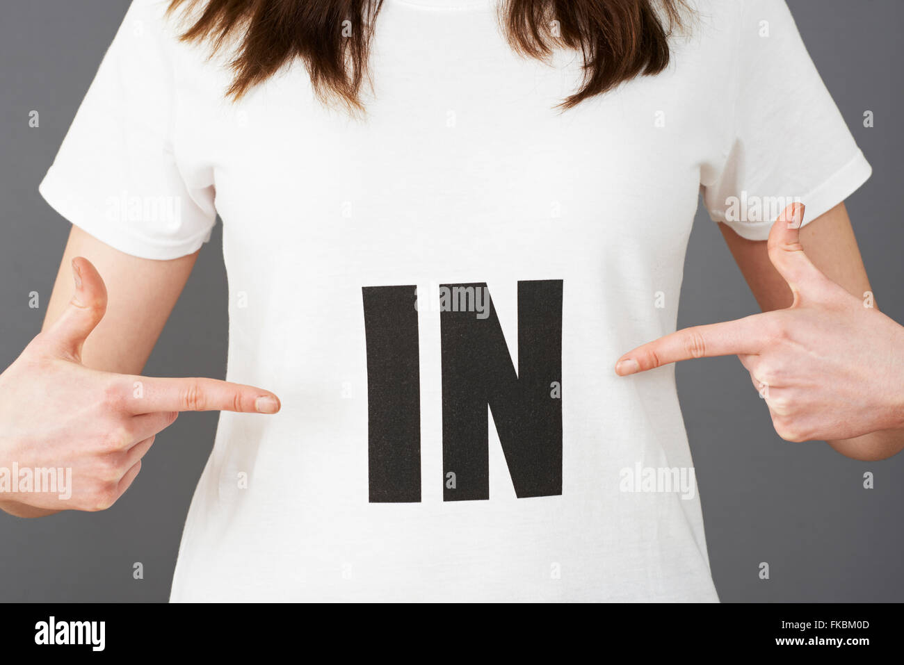 Sostenitore della donna che indossa T shirt stampate con in slogan Foto Stock