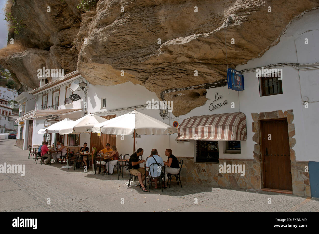 Tipica terrazza ristorante 'grotta', a Setenil de las Bodegas, Cadice provincia, regione dell'Andalusia, Spagna, Europa Foto Stock