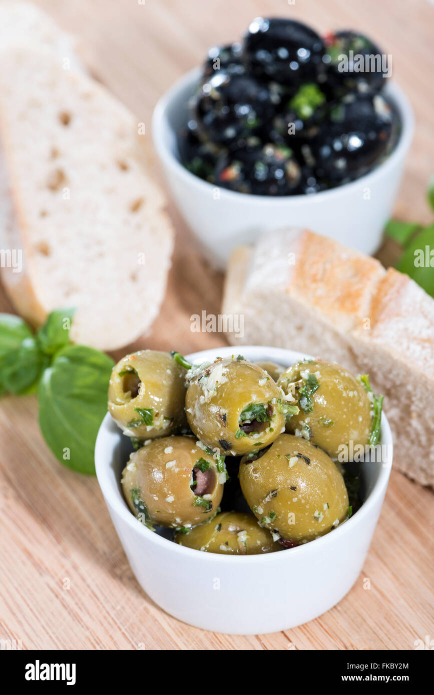 Olive nere e verdi con aglio ed erbe aromatiche (close-up shot) Foto Stock