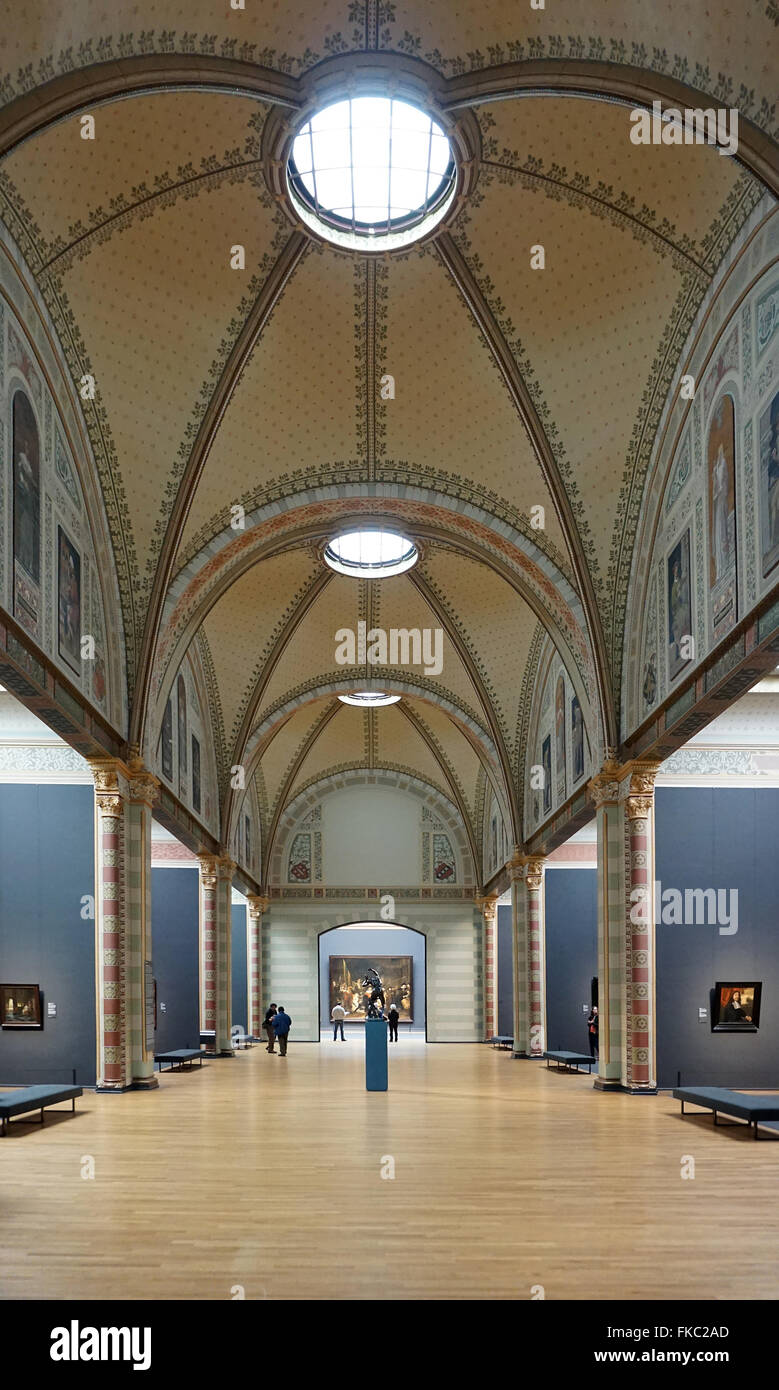 Rijksmuseum Amsterdam. Interno del Rijksmuseum Amsterdam con la vigilanza notturna (Nachtwacht) all'estremità del corridoio Foto Stock