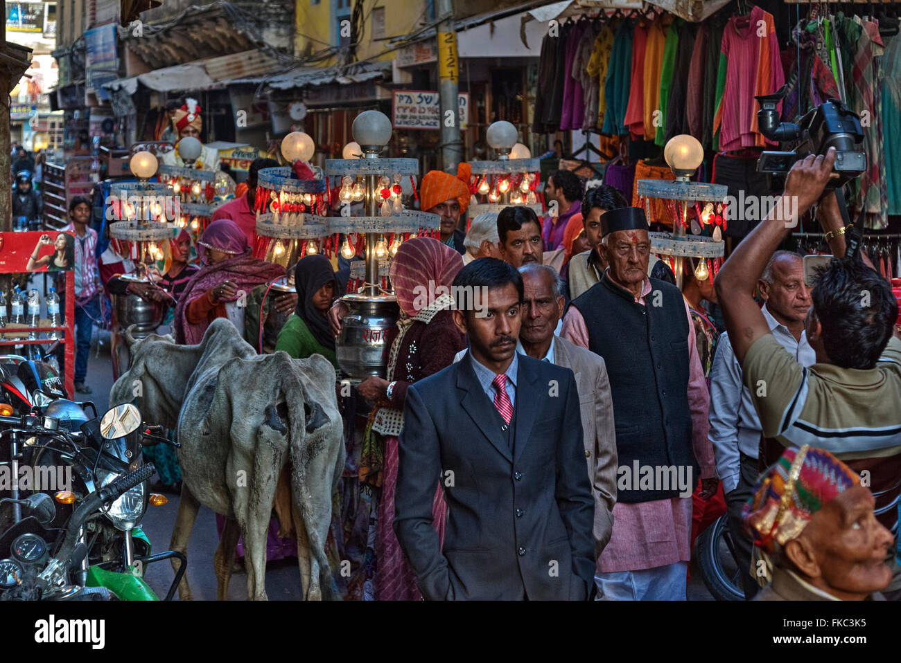 Un indù corteo nuziale in Pushkar, Ajmer, Rajasthan, India, Asia Foto Stock