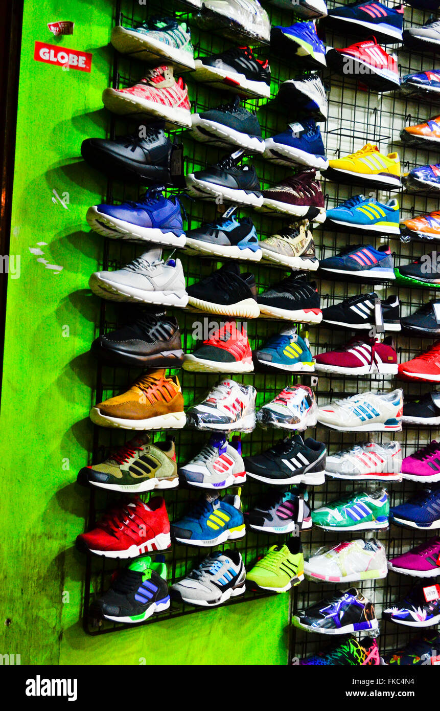 Scarpe Da Ginnastica Colorate Immagini e Fotos Stock - Alamy