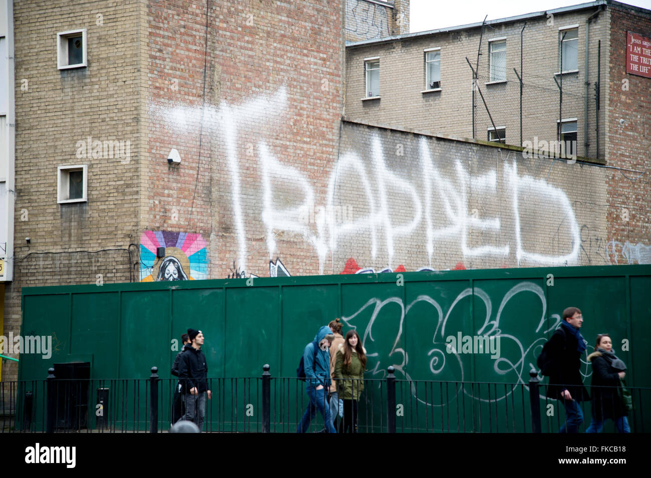 Bethnal Green. Scrivere su un muro, "intrappolato". Foto Stock