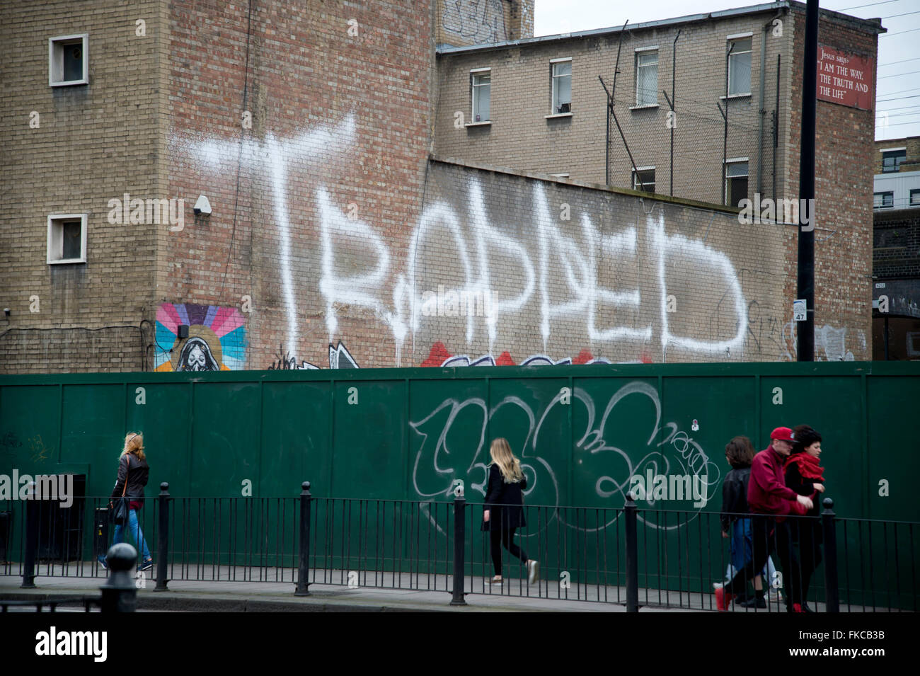 Bethnal Green. Scrivere su un muro, "intrappolato". Foto Stock