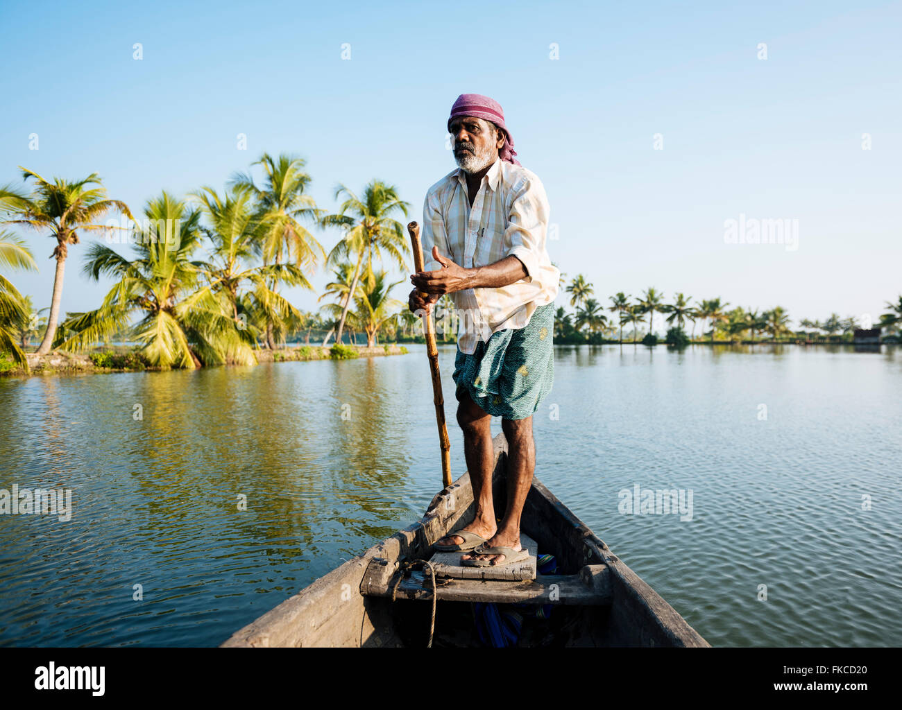 Anthony barcaiolo guida del vaso attraverso il Kerala backwaters vicino a North Paravoor, Kerala, India Foto Stock