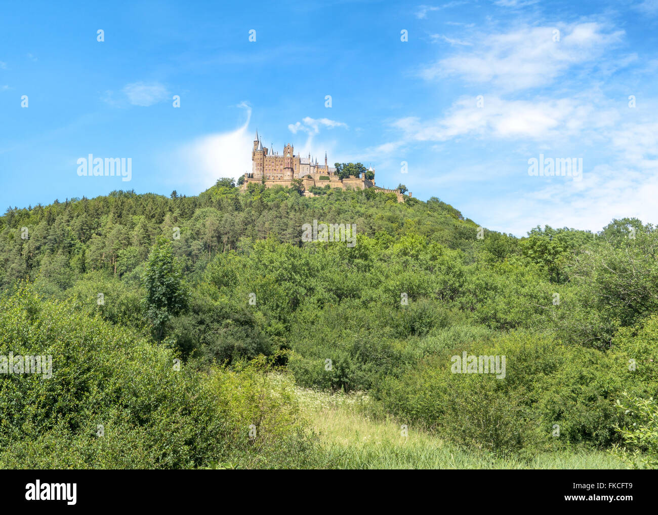 Hohenzollern Castello, Germania, in estate con il blu e il cielo bianco Foto Stock