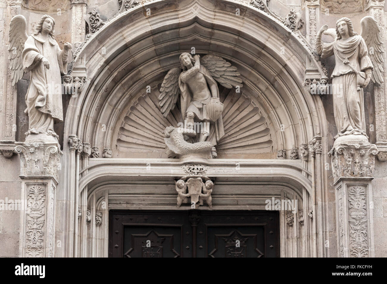 Dettaglio della porta d'ingresso alla Basilica de la Mercè, stile barocco. Barcellona. Foto Stock
