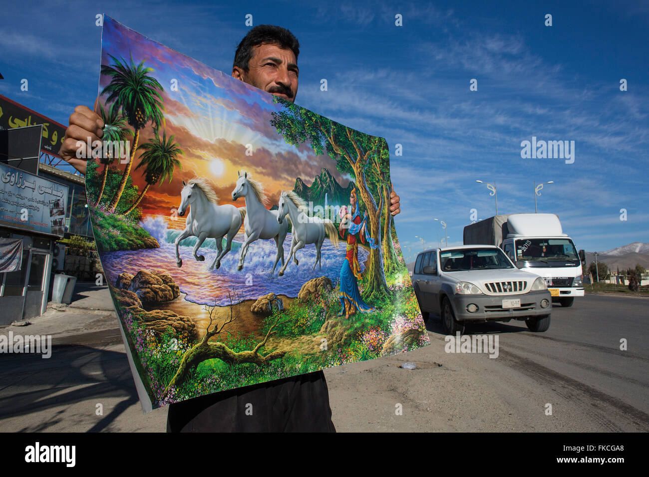 Venditore ambulante di vendita manifesti scadente in Sulaymaniyah, Iraq settentrionale Foto Stock