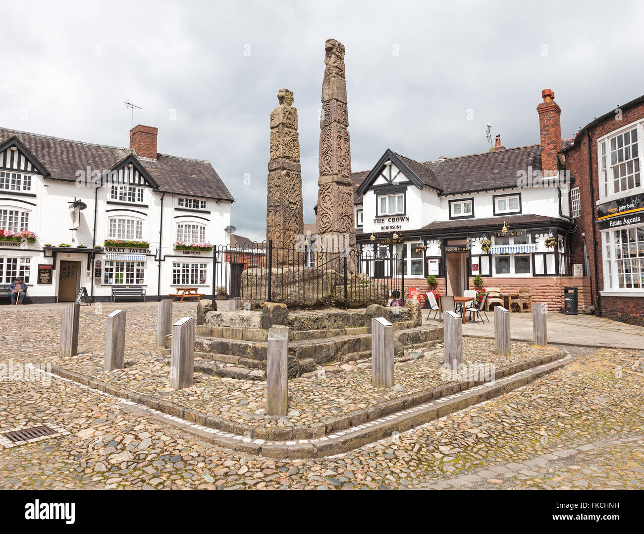 Sandbach croci sono due 9th-secolo di pietra attraversa anglosassone in luogo di mercato Sandbach, Cheshire England Regno Unito Foto Stock