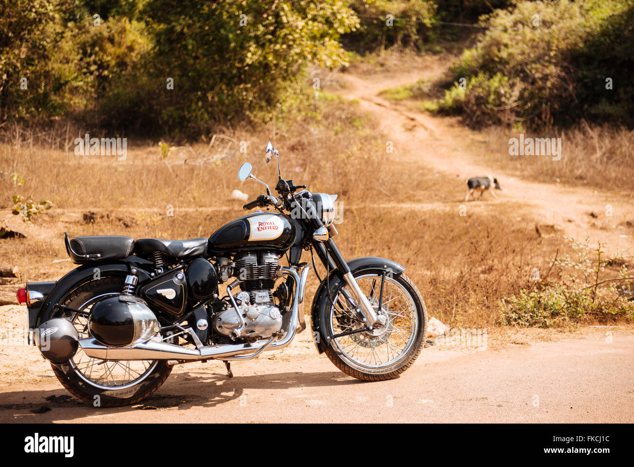 Royal Enfield 'bullet' motociclo, Agonda, Goa, India Foto Stock