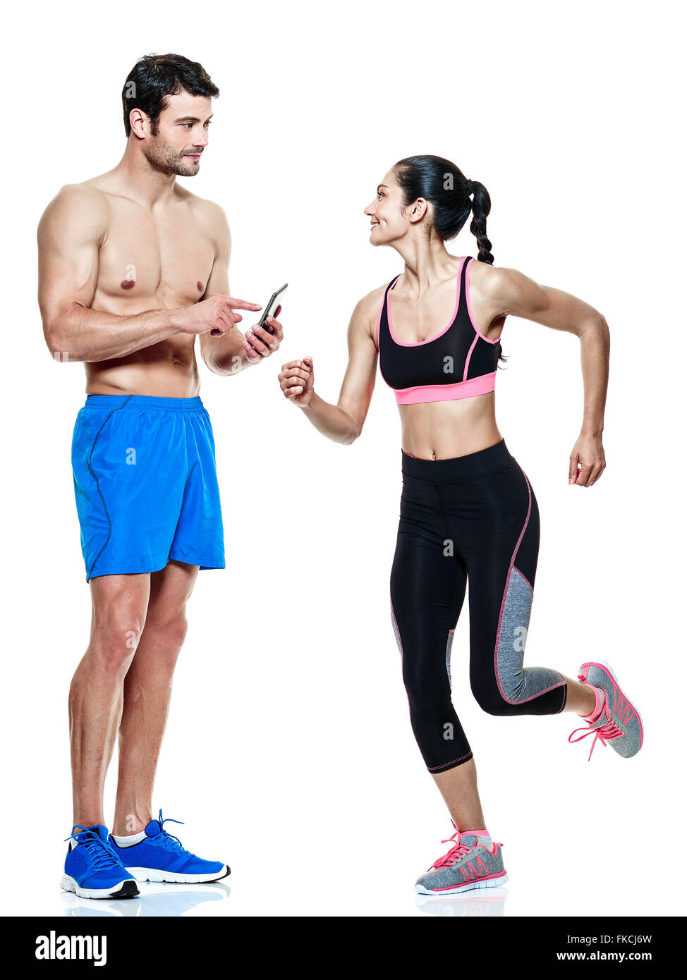 Una coppia caucasica l uomo e la donna che esercitano gli esercizi di fitness isolati su sfondo bianco Foto Stock