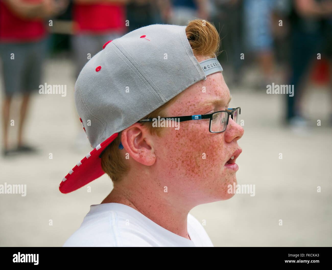 Pre-teen zenzero pelose Breton ragazzo indossa cappello da baseball Francia Foto Stock