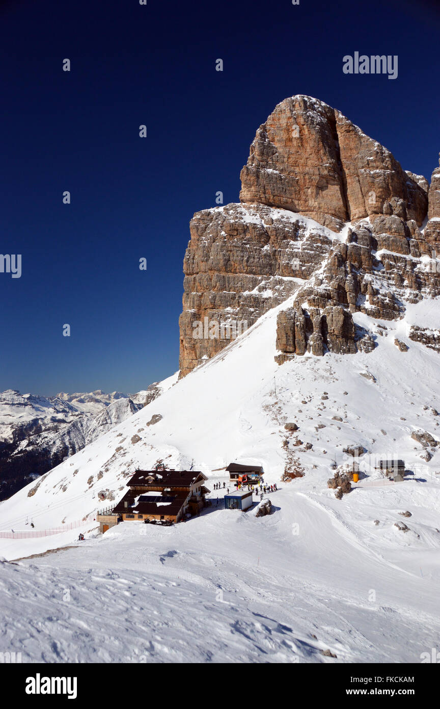 Gli sciatori al Refugio Averau e monte Averau Foto Stock